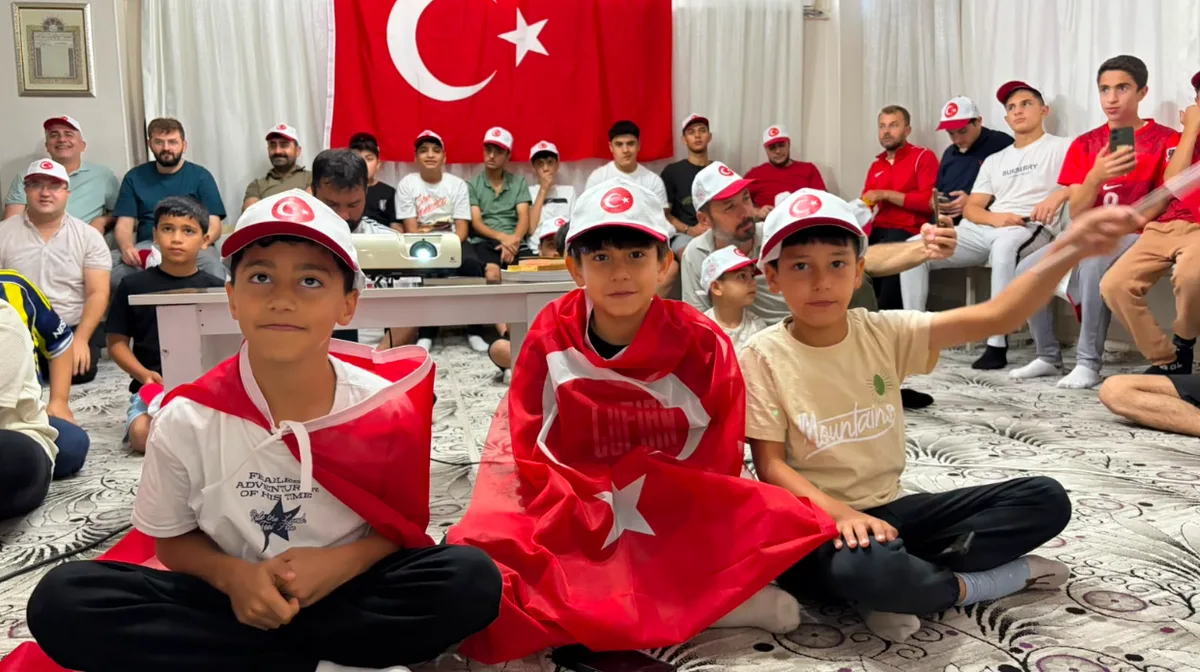 Osmaniye’de Milli Maç Heyecanı Selahaddin Eyyubi Camii’nde Yaşandı